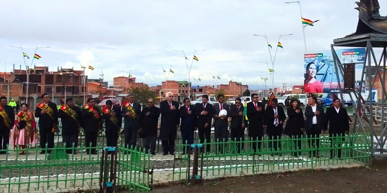 Inicio de los festejos por los 40 años de aniversario de El Alto con la iza de banderas en el distribuidor el Mallku.
