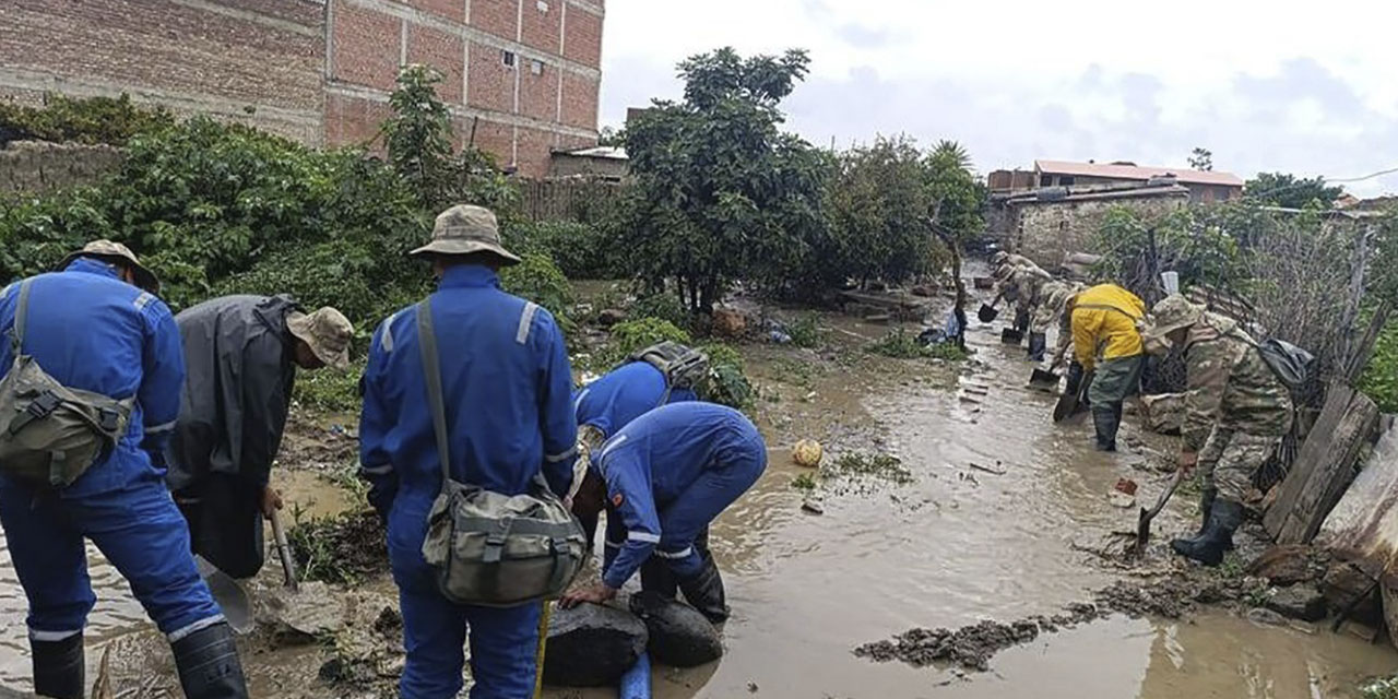 Defensa Civil y obreros en Quillacollo, Cochabamba, trabajan en una zona inundada.