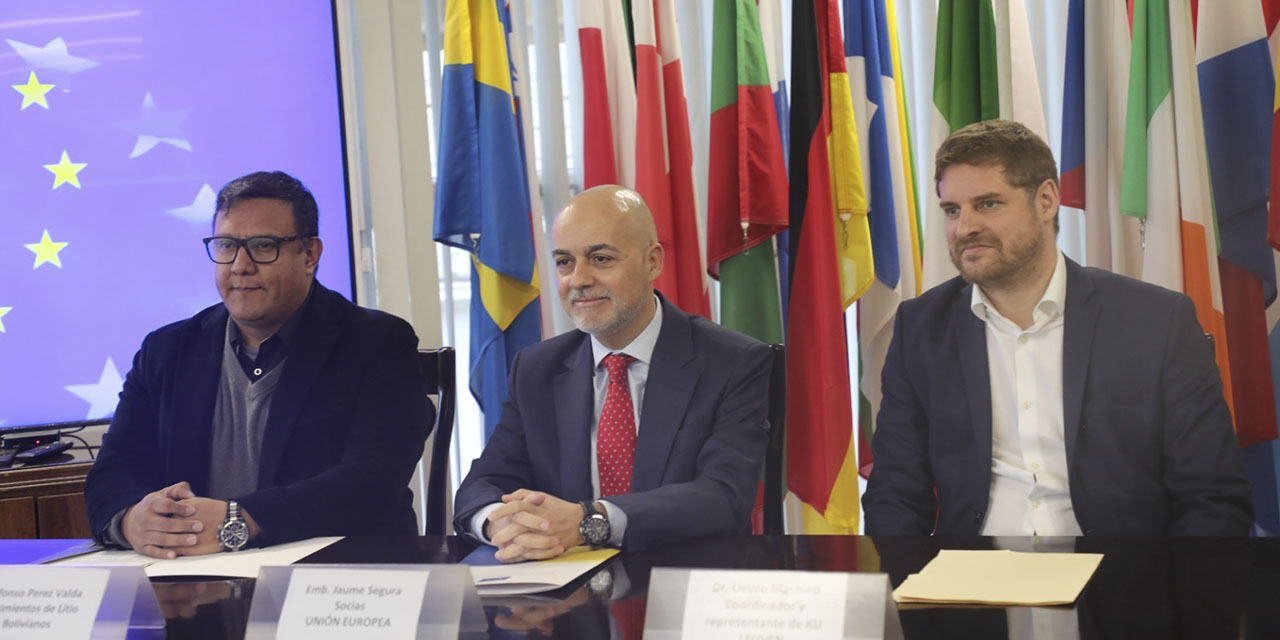 Los representantes de YLB, de la UE y de la KU Leuven. 