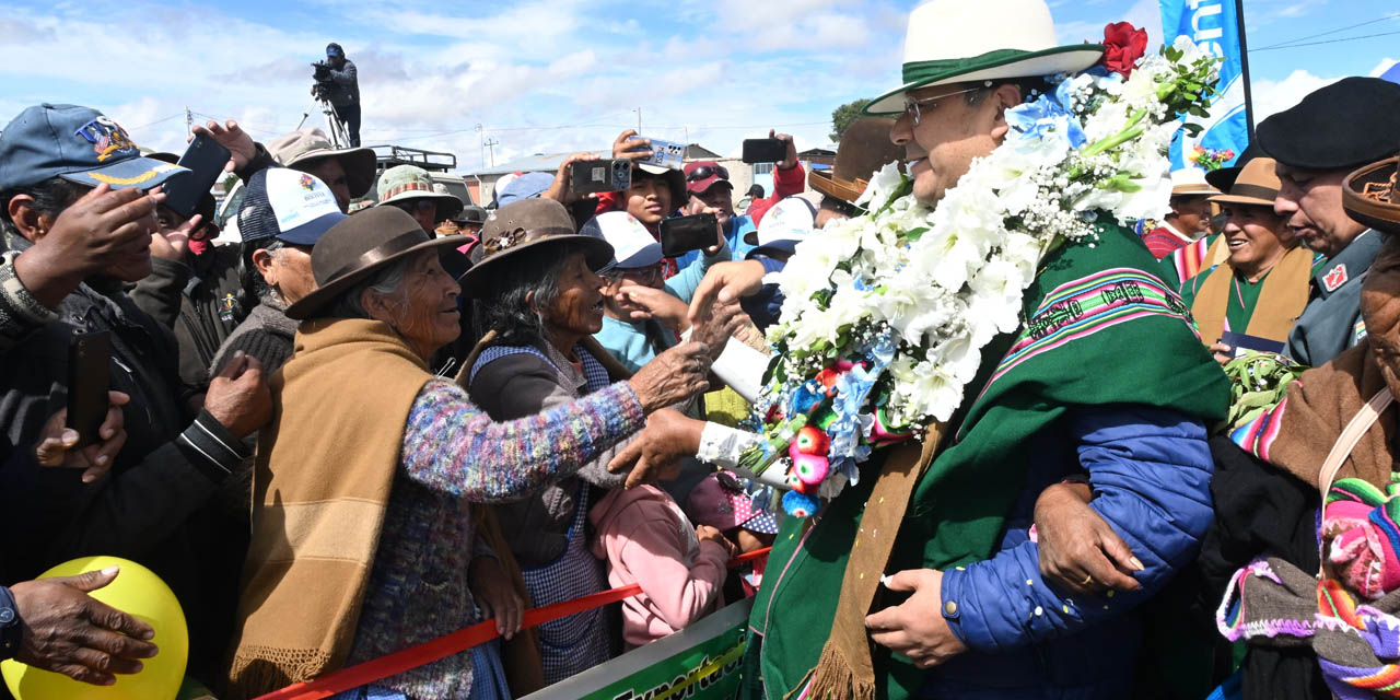 El presidente Luis Arce tras entregar obras en el municipio orureño de Santuario de Quillacas. Foto: Comunicación presidencial.