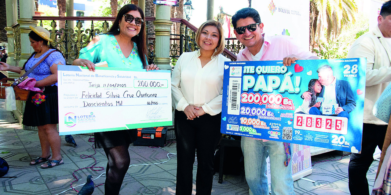 Silvia Cruz Quiñones y su esposo reciben emocionados el premio mayor de Bs 200 mil del sorteo Te Quiero Papá.