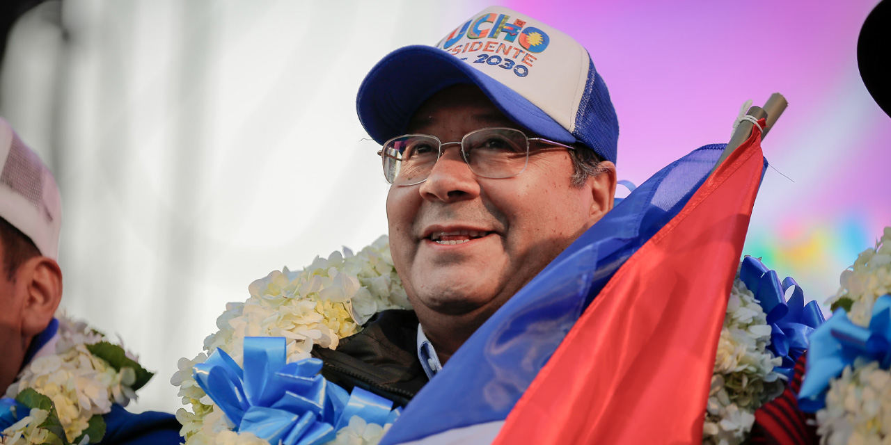 El presidente Luis Arce durante el masivo acto del Pacto de Unidad y del MAS-IPSP de La Paz.