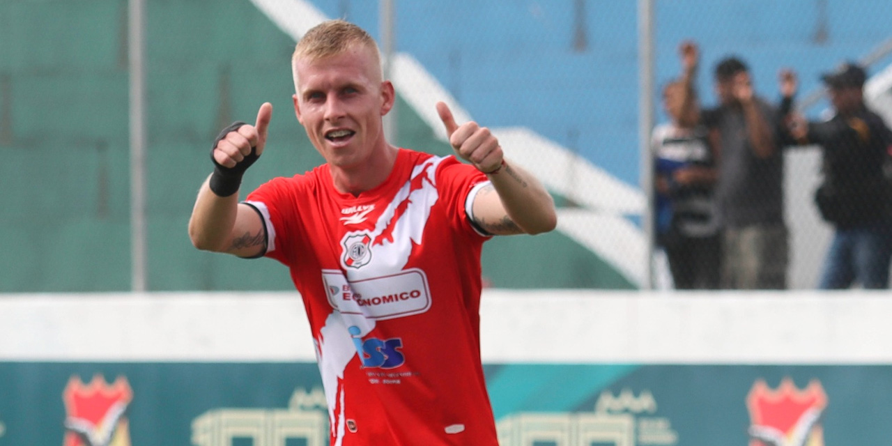 Diego Diellos festeja su gol, el primero de Nacional.