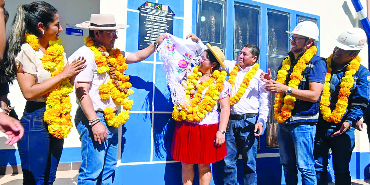 El presidente Luis Arce entregs viviendas sociales en el departamento de Tarija.