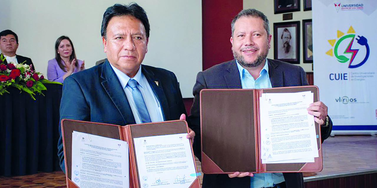El ministro Alejandro Gallardo y el rector de la UMSS, Boris Calancha.