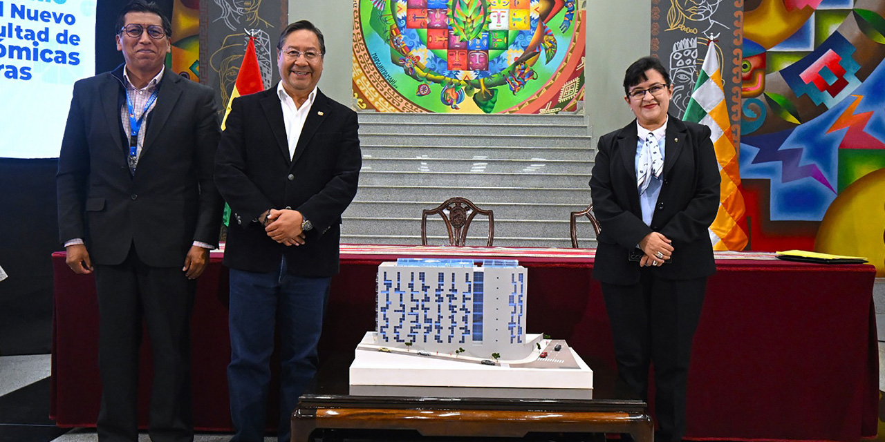 El presidente Luis Arce y la rectora de la UMSA, María Eugenia García, en la Casa Grande del Pueblo.