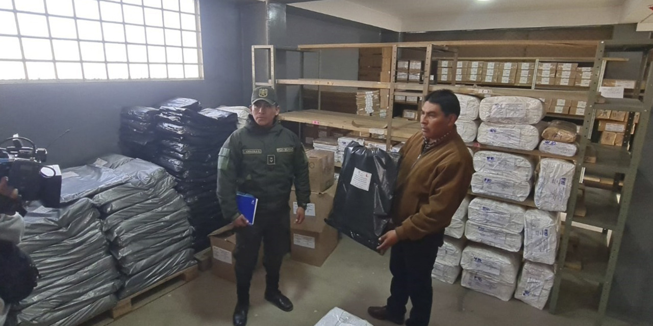 Distribución de material electoral al TED La Paz.