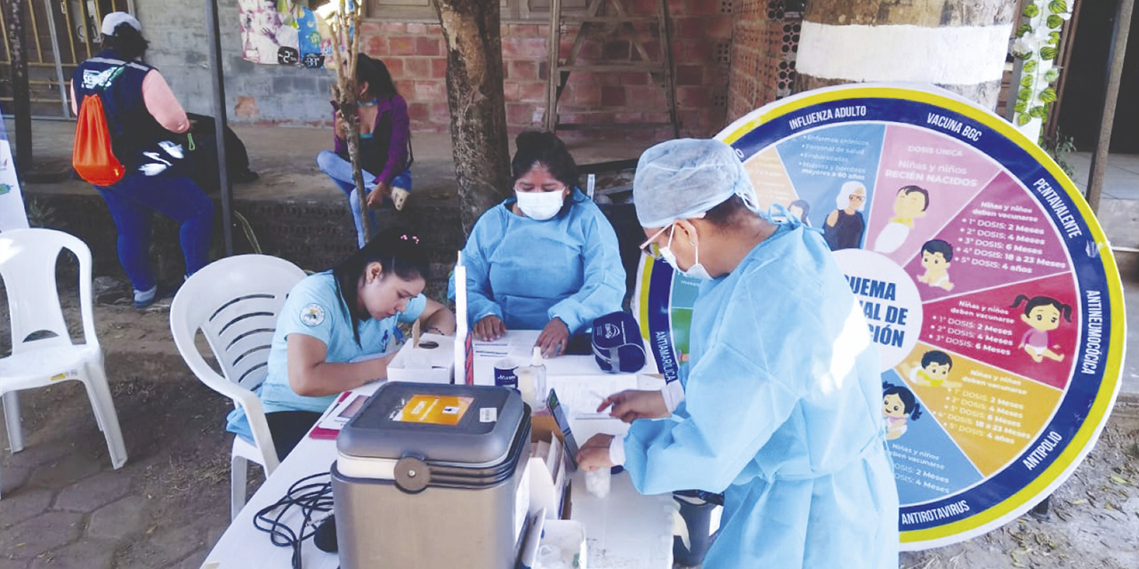 Personal de salud en la campaña de vacunación, denominada ‘Día V’.