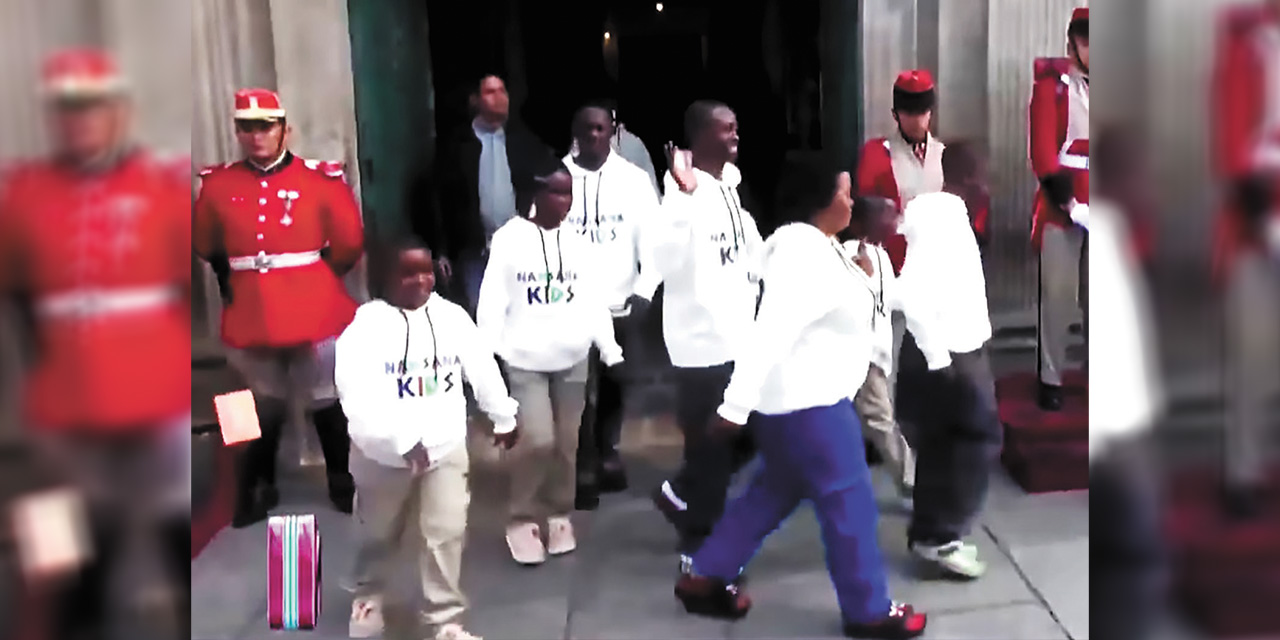 Arce comparte momentos y baila con los niños y jóvenes de Nansana Kids
