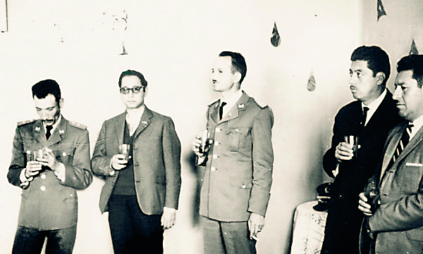 Al centro el coronel Andrés Selichjpg