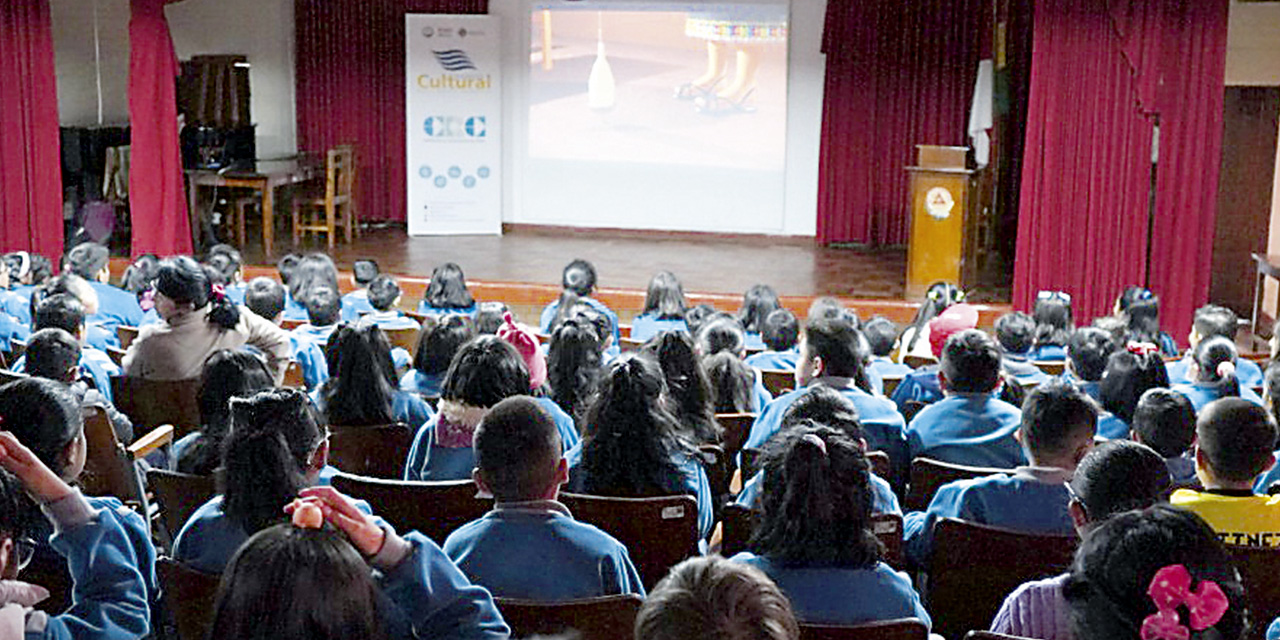 Estudiantes de colegio durante la proyección de un documental.