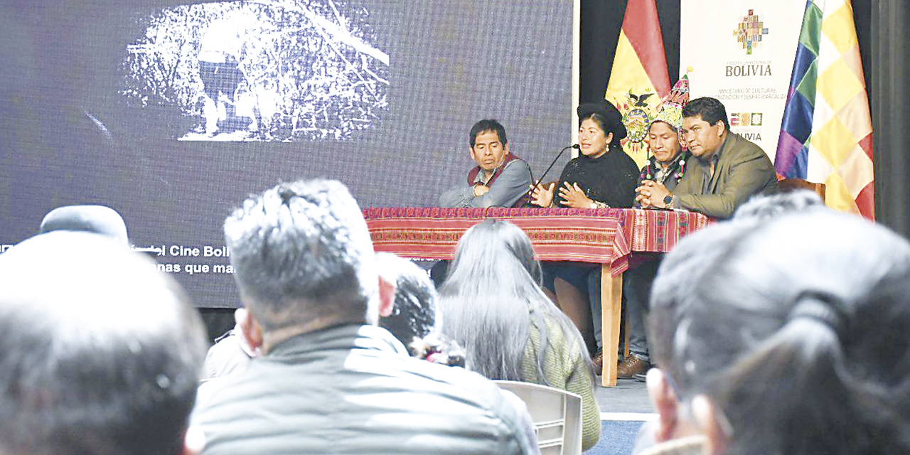 La ministra de Culturas, Esperanza Guevara, junto a autoridades del ministerio, presentó la agenda de actividades para la semana.