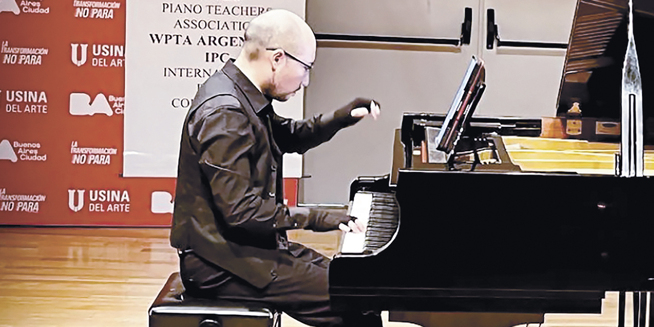 Daniel Álvarez durante su labor creadora en el ámbito musical.