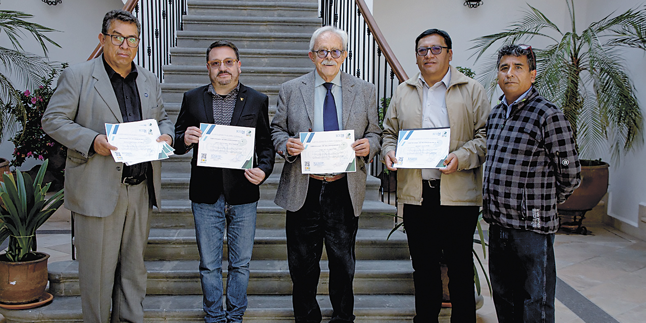 Representantes de los repositorios de la FC-BCB con sus reconocimientos.