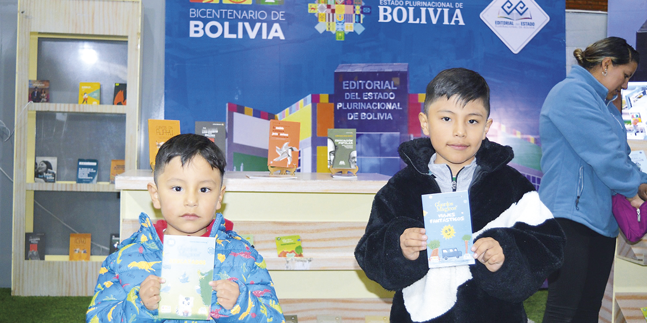 Niños autores de cuentos, en la Feria Internacional del Libro de Oruro. 