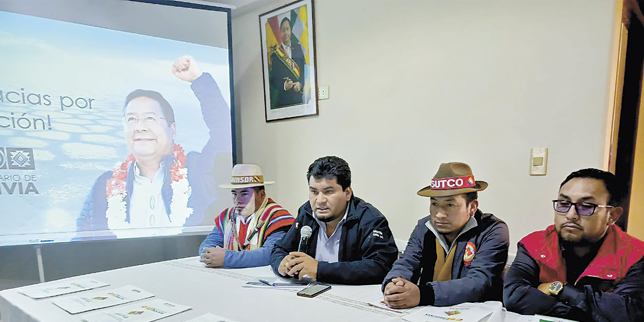El delegado presidencial del Bicentenario, Martín Maturano (centro), en una conferencia de prensa desde Oruro.