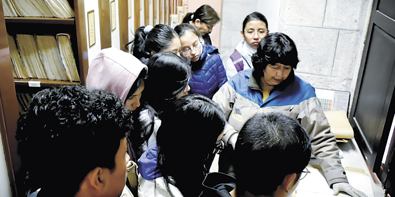 Estudiantes durante una explicación de archivos.