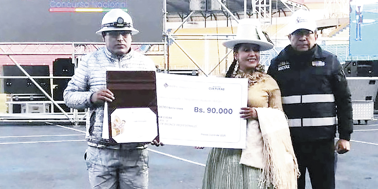 Representantes reciben un premio en el Festival de Bandas.