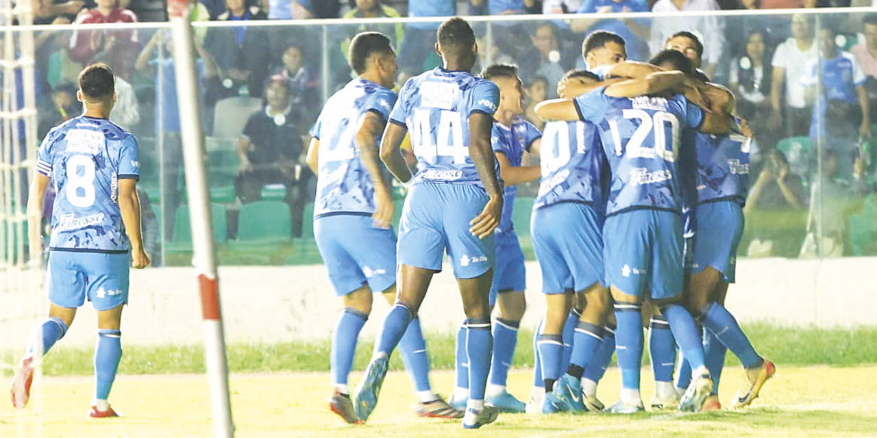 Jugadores de Blooming celebran la victoria sobre Bolívar.