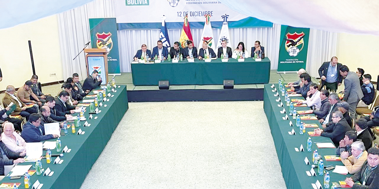 La dirigencia del fútbol boliviano se reunió hoy para definir la venta de derechos de televisión y la programación de la temporada del fútbol nacional.