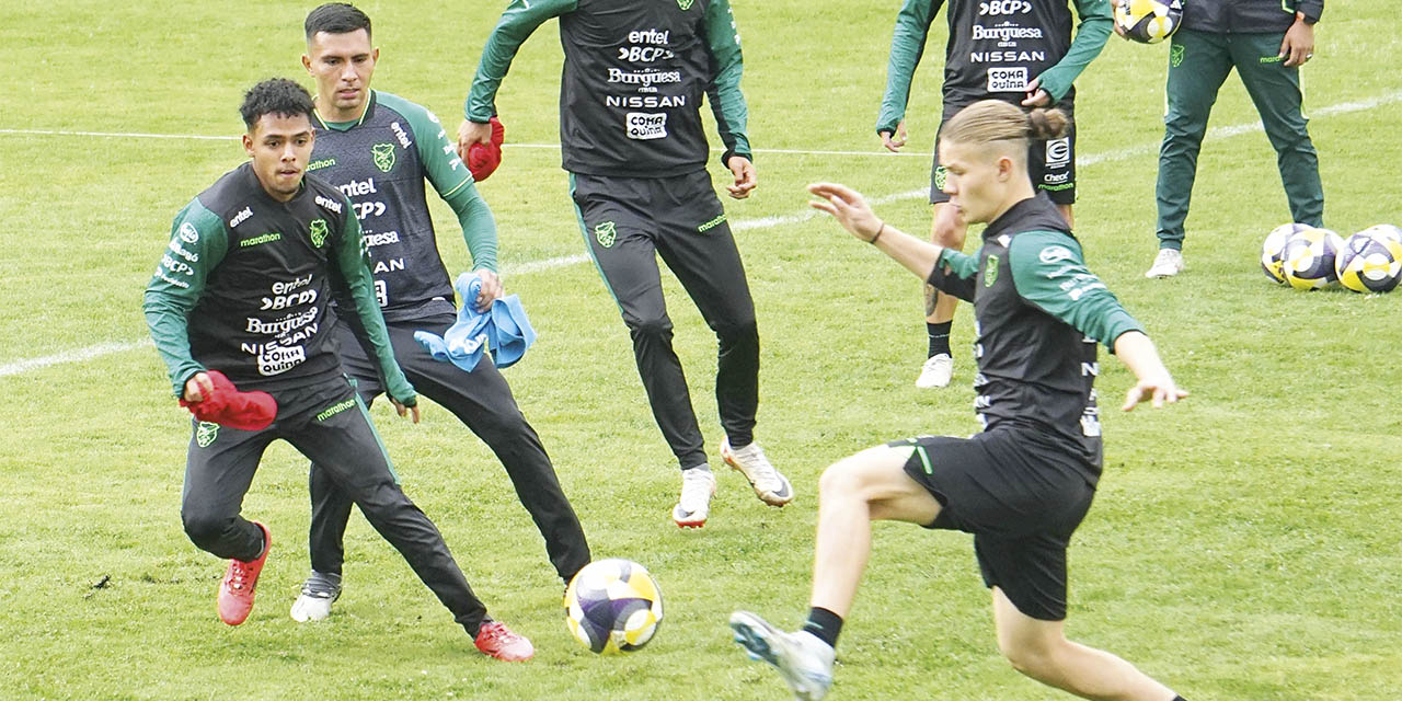 Lucas Macazaga (der) intenta controlar el balón en la práctica de la Selección, ayer en Achumani.