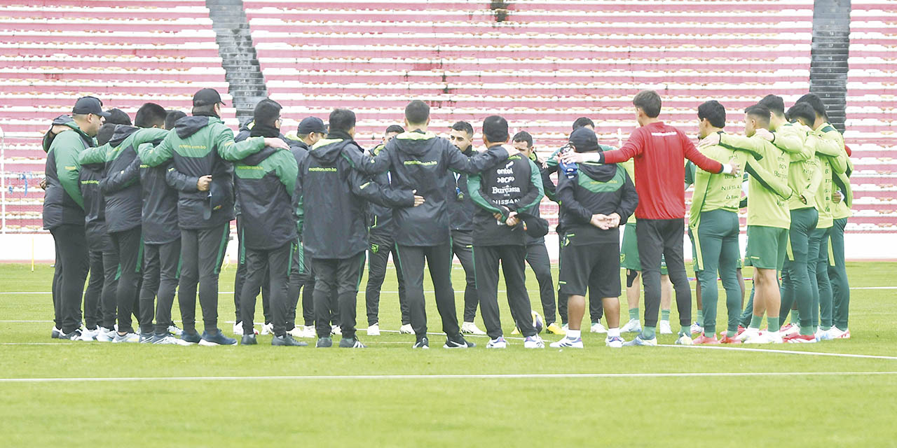 En la reunión previa a la práctica, los miembros del cuerpo técnico duplican en número a los jugadores.