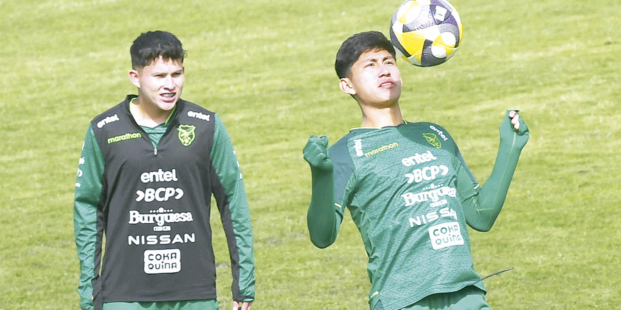 Miguel Terceros domina el balón con el pecho, en la práctica de la Verde.