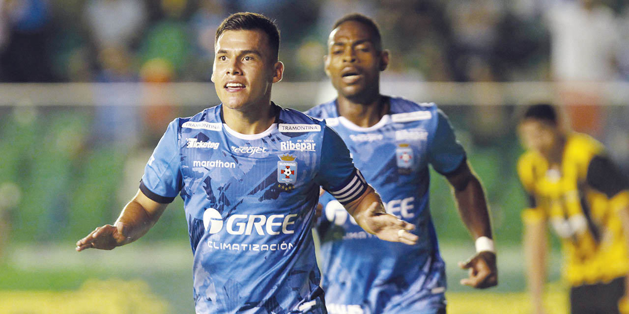 Moisés Villarroel, la figura de Blooming, festeja su gol.