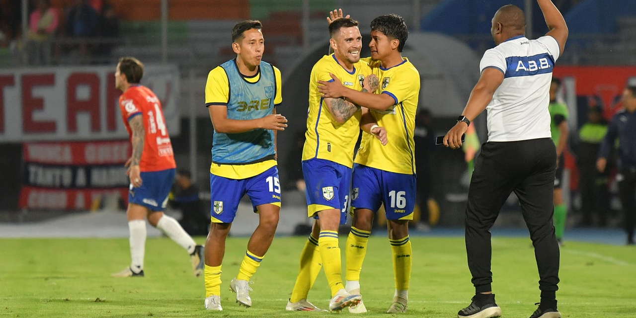 Jugadores de ABB celebran la victoria conseguida en condición de visitante frente a Wilstermann.