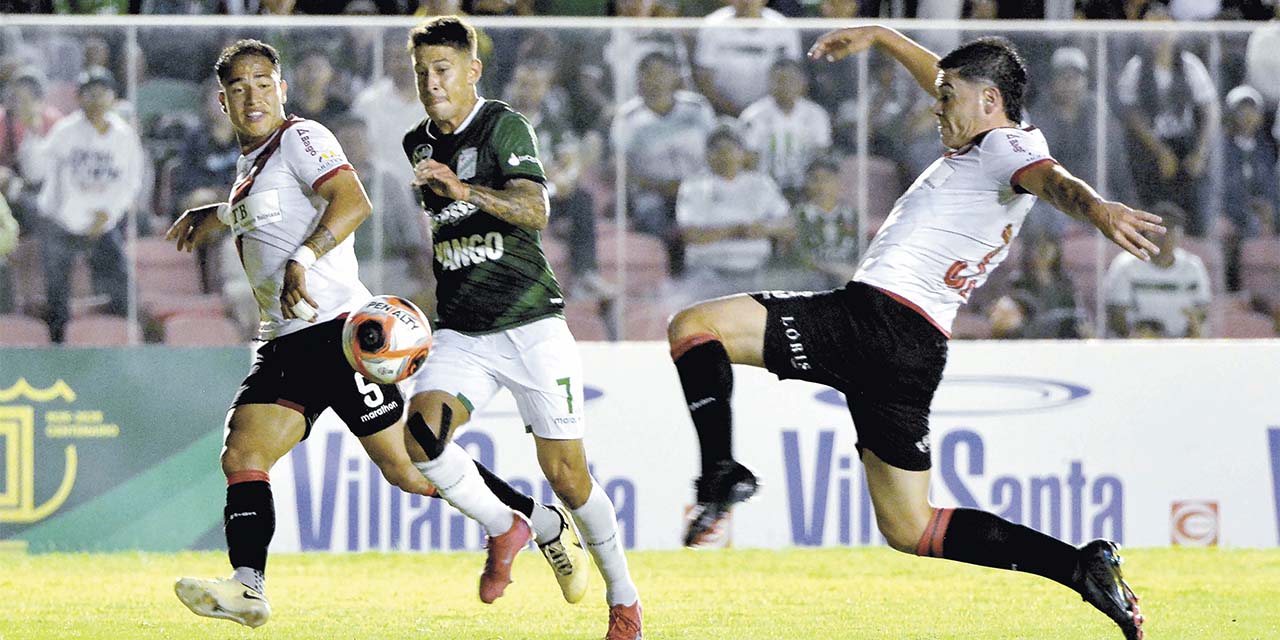 Una escena del partido que se disputó anoche en el estadio ‘Tahuichi’ Aguilera.