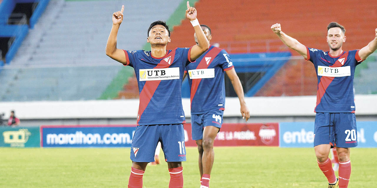 Jugadores de Always celebran la goleada conseguida en condición de visitante ante la ‘U’ de Vinto.