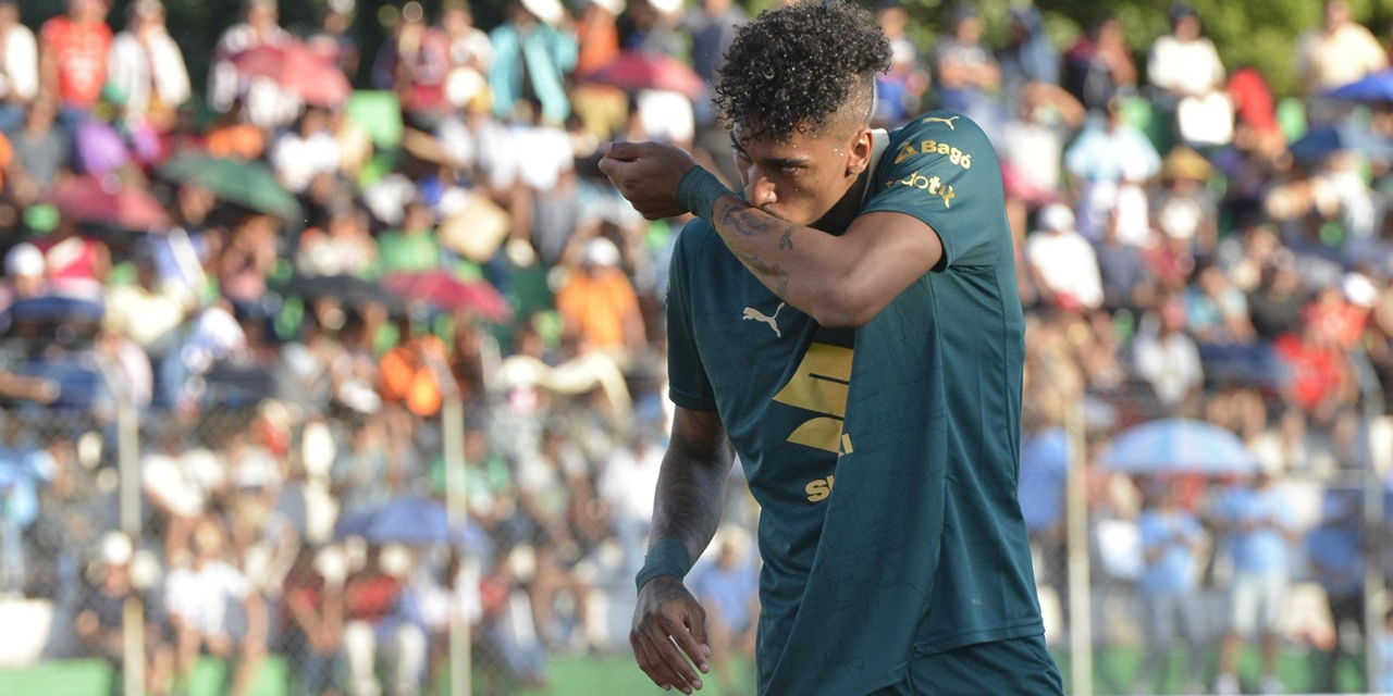 Fábio Gomes festeja a su estilo su conquista, el tercero de Bolívar.