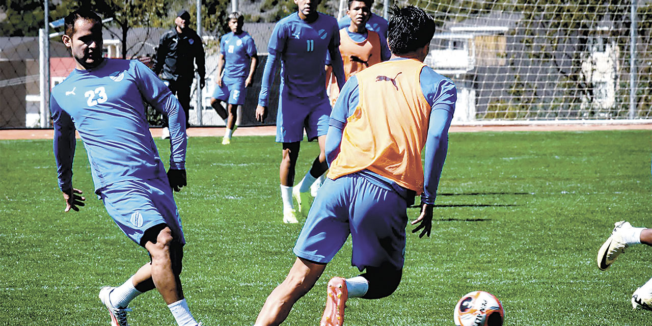 El equipo celeste en una práctica  de fútbol, en la cancha de Ananta.
