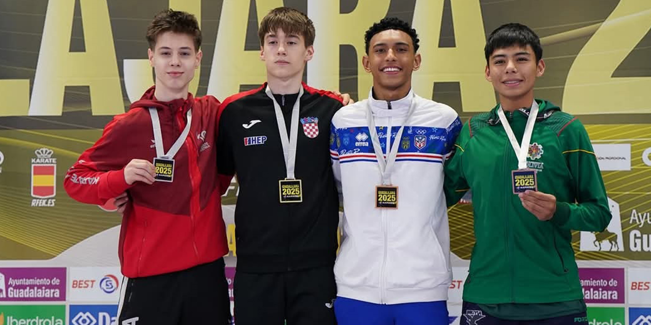 Manuel Olguín (de verde) en el podio de los vencedores en el Mundial de Karate