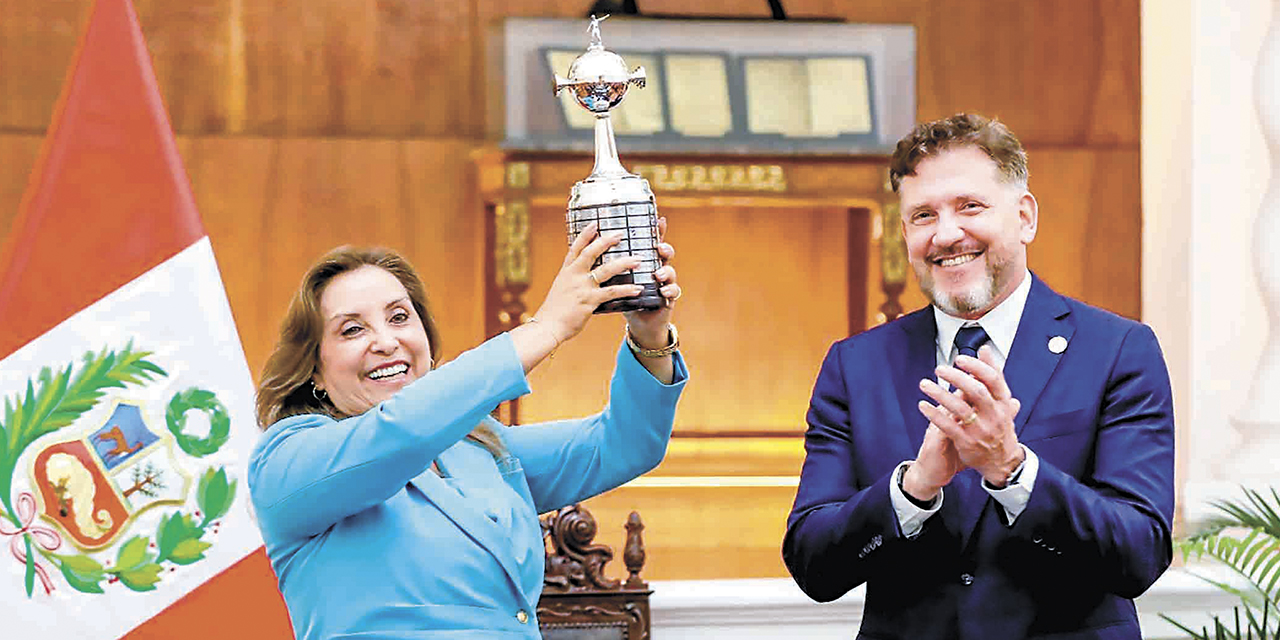 La presidenta de Perú, Dina Boluarte, y Alejandro Domínguez.