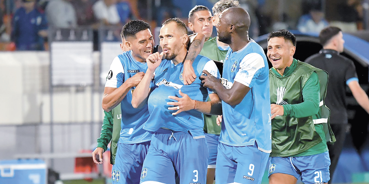Jugadores de San Antonio festejan la victoria