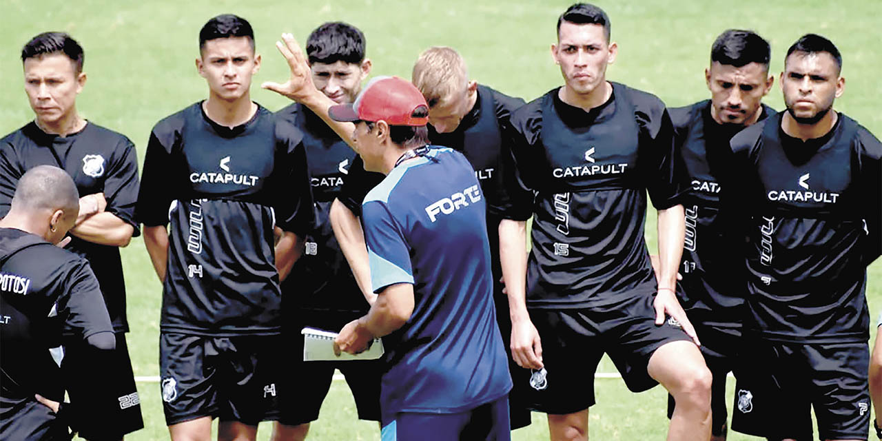 El técnico César Vigevani da instrucciones a los jugadores de Nacional Potosí en el cierre de prácticas para el duelo contra Independiente.