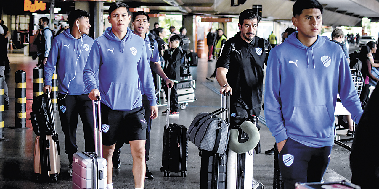 Jugadores de Bolívar a su arribo a  la ciudad brasileña de Sao Paulo.