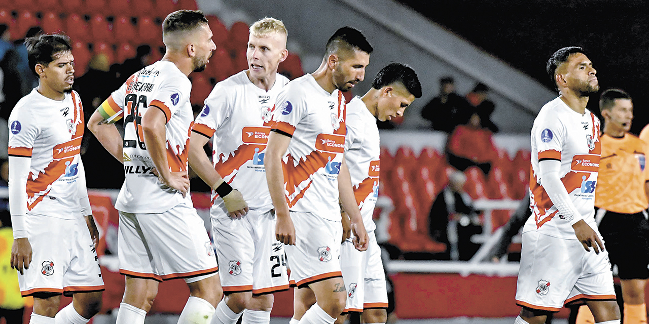 Jugadores de Nacional se retiran humillados.