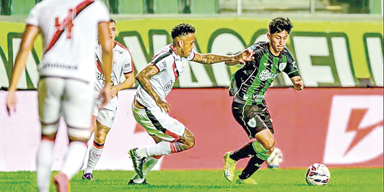 Miguel Terceros lleva el balón en el partido contra el Goianiense.