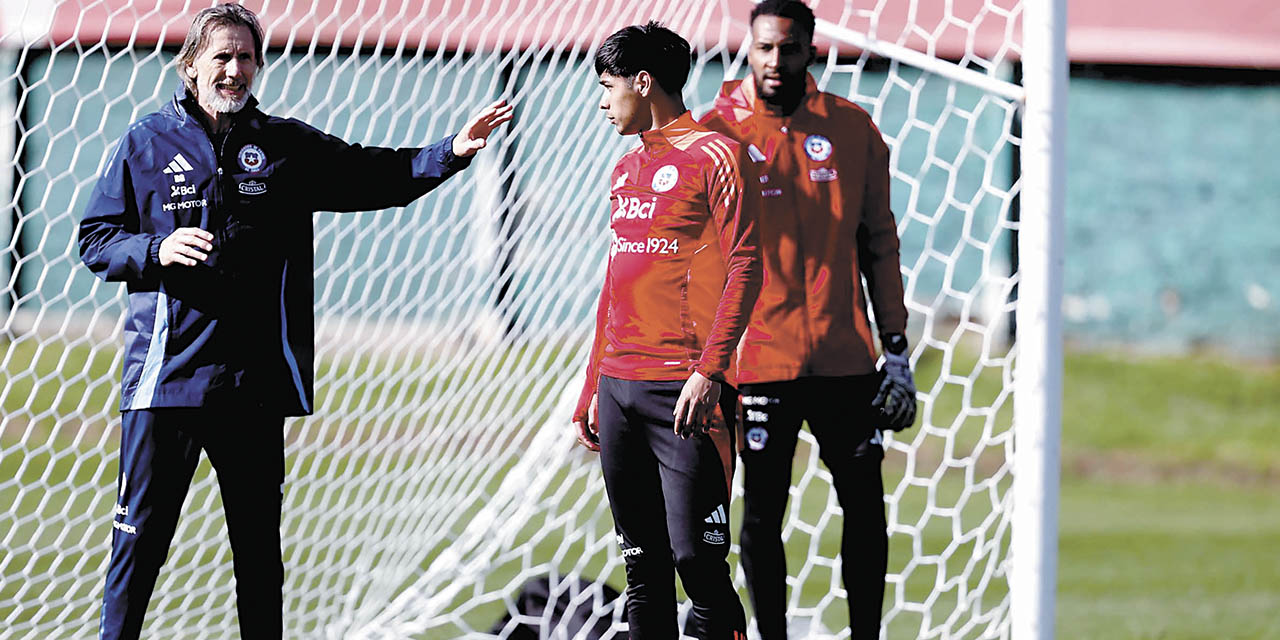 El técnico de la selección chilena, el argentino Ricardo Gareca, con nuevo look, da instrucciones a sus dirigidos en el primer entrenamiento.