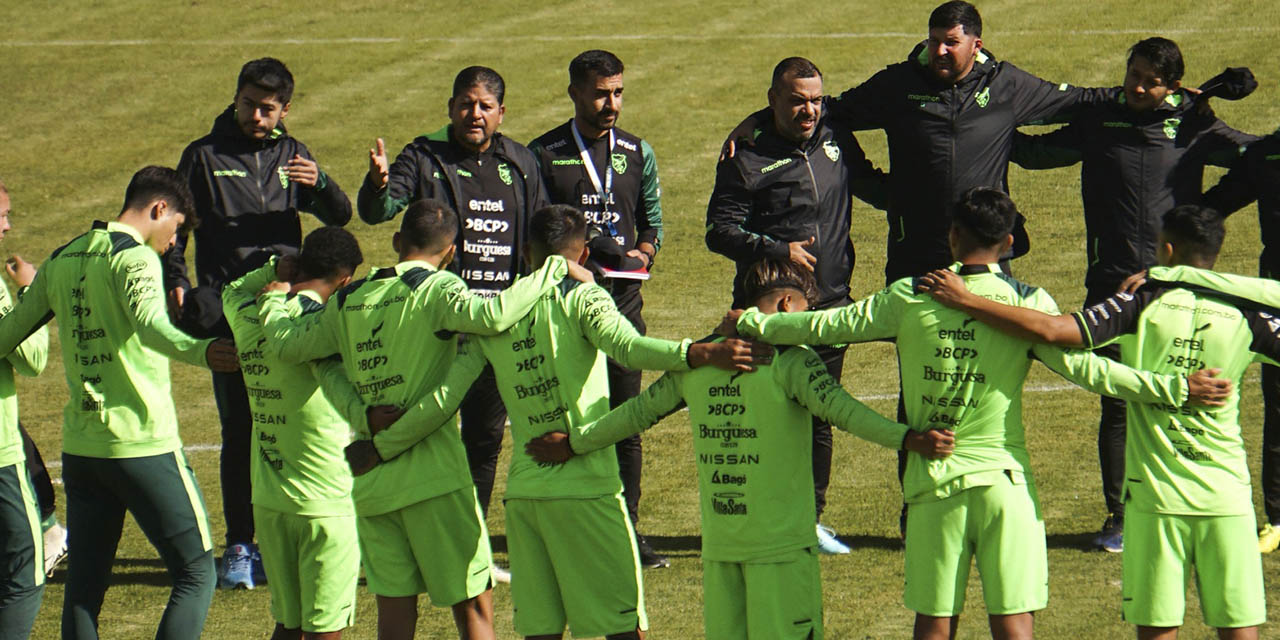 El técnico Óscar Villegas da indicaciones a los jugadores en la previa a la práctica de ayer, en el estadio de Achumani.