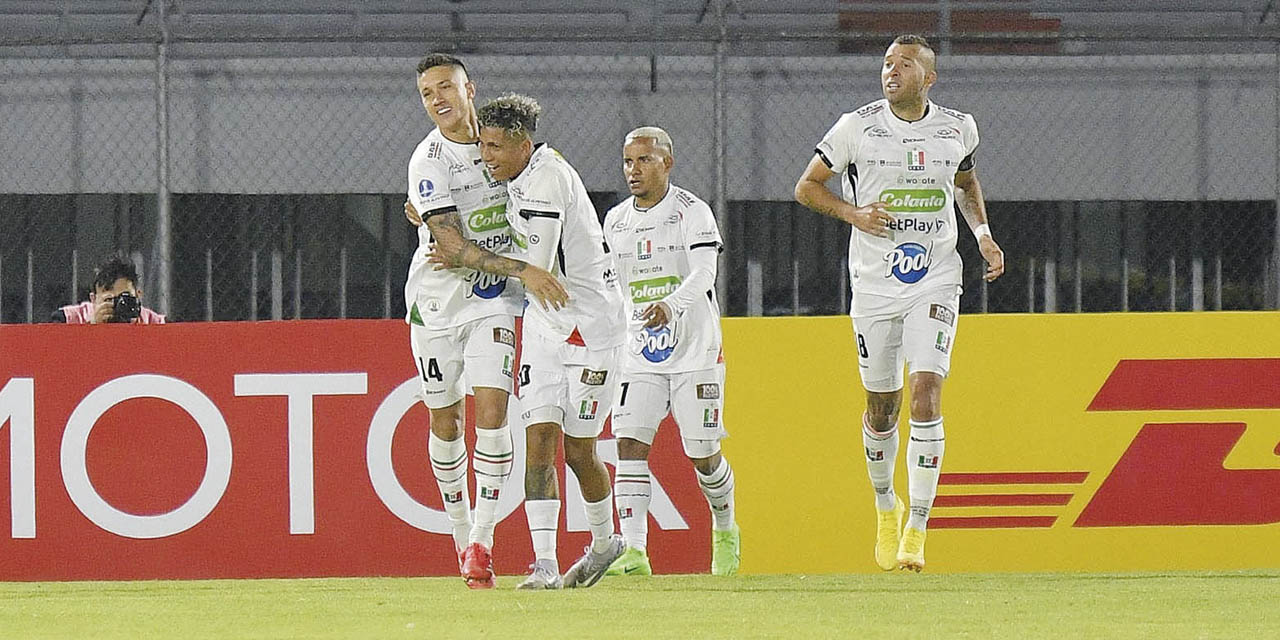 Jugadores de Once Caldas celebran el triunfo que los deja en la Sudamericana. 