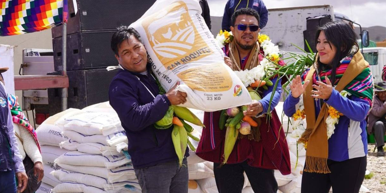 Gobierno mitiga la sequía en La Paz con la entrega de insumos agropecuarios
