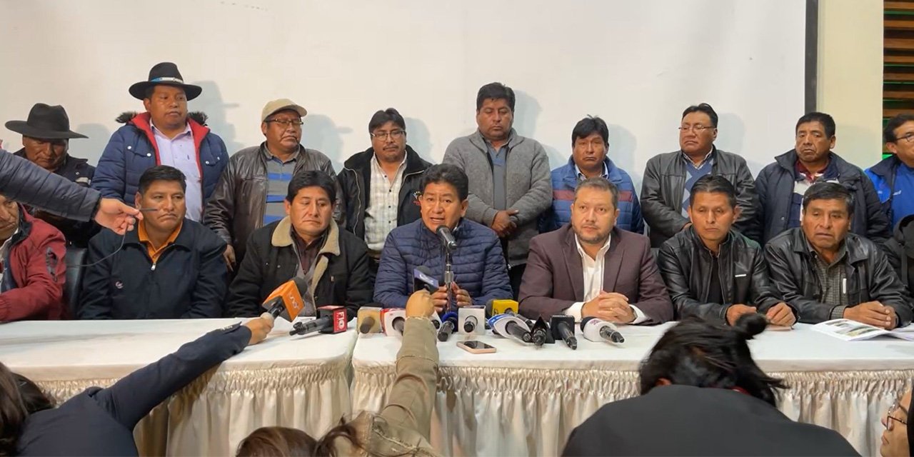 El Gobierno garantiza los combustibles y sella un acuerdo con el transporte paceño