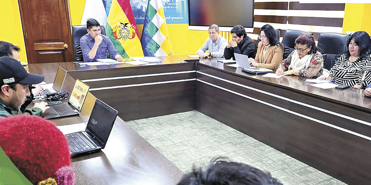 Reunión entre autoridades de la ANH y Asosur.