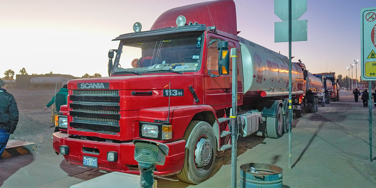 YPFB inicia despacho al 100% de la demanda de combustible de La Paz