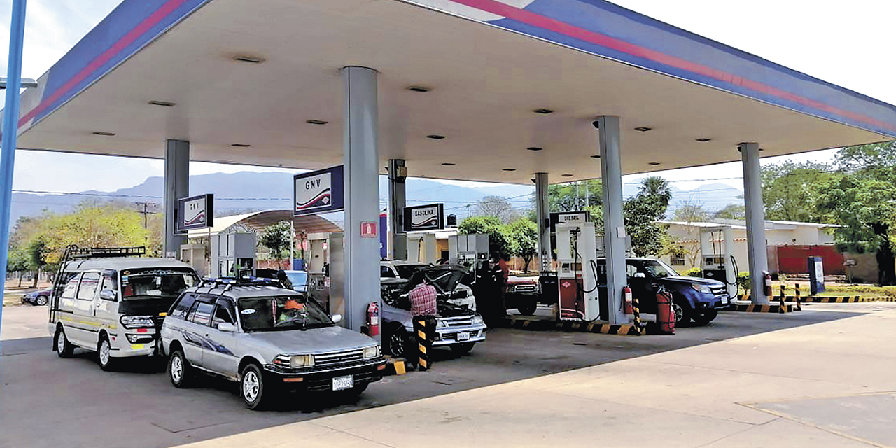 La comercialización de combustibles en un surtidor del área rural de La Paz.
