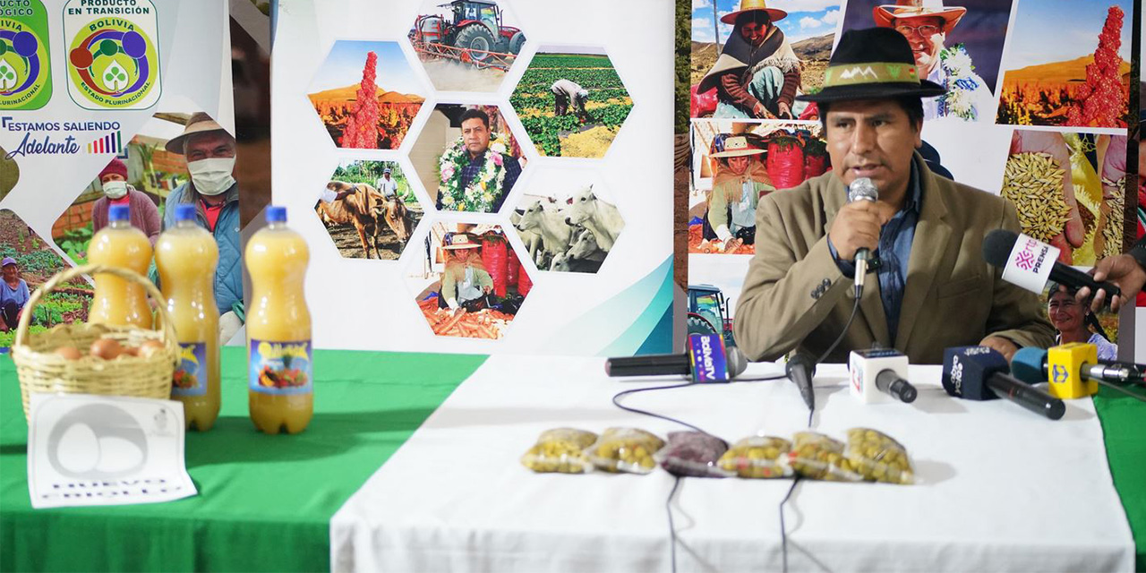 El objetivo es ofrecer alimentos del productor al consumidor a precio y peso justos, frente a la especulación de los costos en los mercados.  El viceministro de Desarrollo Agropecuario, Álvaro Mollinedo, anunció la organización de 14 ferias Del Campo a la Olla en marzo, con el objetivo de ofrecer productos a precio y peso justos, beneficiando así la economía familiar. Estas ferias se llevarán a cabo en los nueve departamentos del país, incluyendo las ciudades de La Paz y El Alto.  “El gobierno del presidente Luis Arce, a través del Ministerio de Desarrollo Rural y Tierras y todas sus entidades dependientes, está organizando para estas semanas 14 ferias  del productor al consumidor”, dijo Mollinedo.   De acuerdo con el cronograma, en La Paz se desarrollarán tres ferias esta semana: hoy, 19 de marzo, será en la Calle 13 de Alto Irpavi, cancha Virgen de las Nieves; mañana, 20 de marzo, estará en el Macrodistrito Sur, en la Avenida Periférica entre las calles 6 y 7; y el 21 de marzo será la zona de Llojeta, Raúl Salmón de la Barra, en Incallojeta.  En El Alto se harán también tres ferias: hoy, 19 de marzo, en el Distrito 2, zona Villa El Carmen, al lado de Santiago II; el 20 de marzo será en el Distrito 12, en la Subalcaldía, ampliación San Pedro de Laja; y el 21 de marzo estará en el Distrito 5, en la urbanización Mercurio, Plan 400, en la calle Jamaica.  Ferias en otros departamentos  Mollinedo anunció que en Oruro se desarrollará la feria el 21 de marzo, en la avenida Villarroel, calles Brasil y Tejerina, en la placita Villarroel;  en Chuquisaca será el  21 de marzo, lugar por confirmar; en Cobija se harán dos ferias el 22 y 23 de marzo, en el parque Piñata, avenida 6 de Febrero; en Trinidad se efectuará el 21 de marzo, en la Plazuela de la Tradición; en Potosí será el  26 de marzo, en el mercado campesino Cantumarca; en Santa Cruz se realizará el 21 de marzo,  en el Coliseo de los Gremiales; en Tarija será también el 21 de marzo, en la calle Comercio, frente al mercado campesino, en la zona Las Carboneras; y en Cochabamba se efectuará la feria el 22 de marzo, cerca de la terminal de buses sobre la avenida Ayacucho.  El viceministro aseguró que las ferias contarán con la participación de más de 50 productores en cada evento, quienes ofrecerán directamente sus productos, incluyendo hortalizas, frutas, carnes, huevos y alimentos transformados como miel y otros derivados.  Mollinedo explicó que se está gestionando la participación de empresas proveedoras de productos como azúcar y aceite, aunque su presencia aún no está confirmada. Sin embargo, garantizó que las ferias ofrecerán una variedad de alimentos a precios accesibles.  El Gobierno exhortó a las juntas de vecinos a coordinar con el Ministerio de Desarrollo Rural y Tierras para organizar nuevas ferias en zonas intermedias, con el fin de expandir este beneficio a más familias bolivianas.