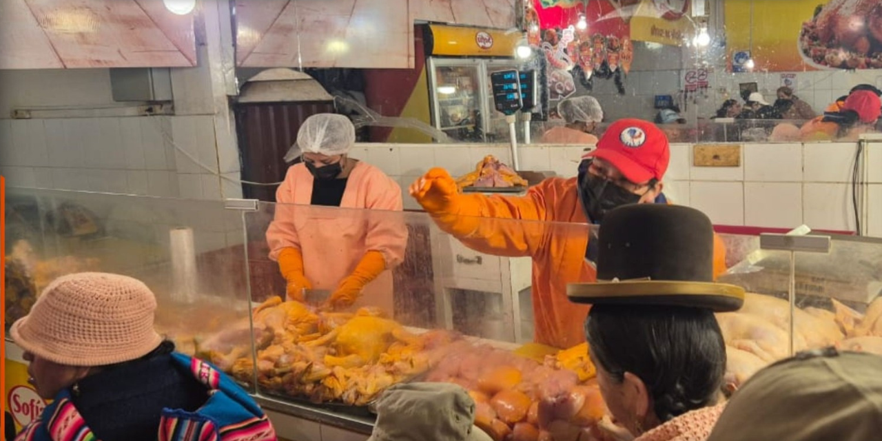 Mercados de La Paz con venta de pollo.